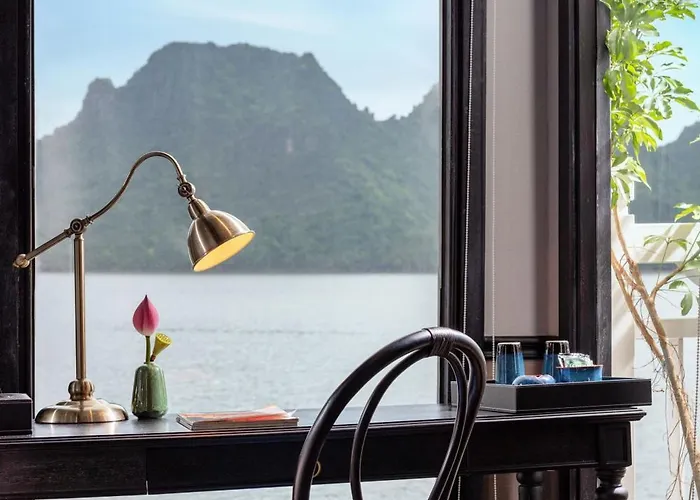 Lan Ha Aurora Boutique Cruise 5*